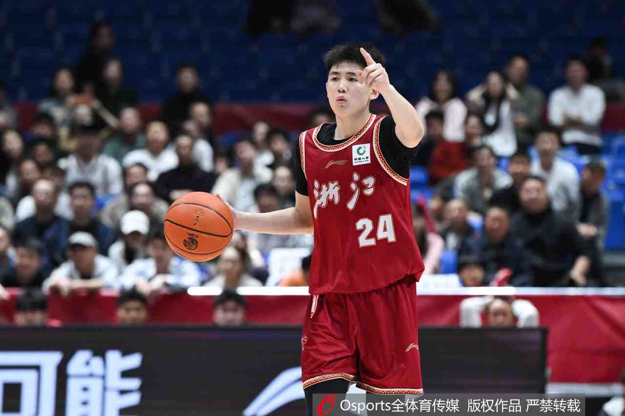 成长了不少！李悦洲半场出战13分钟 三分3中2拿到7分